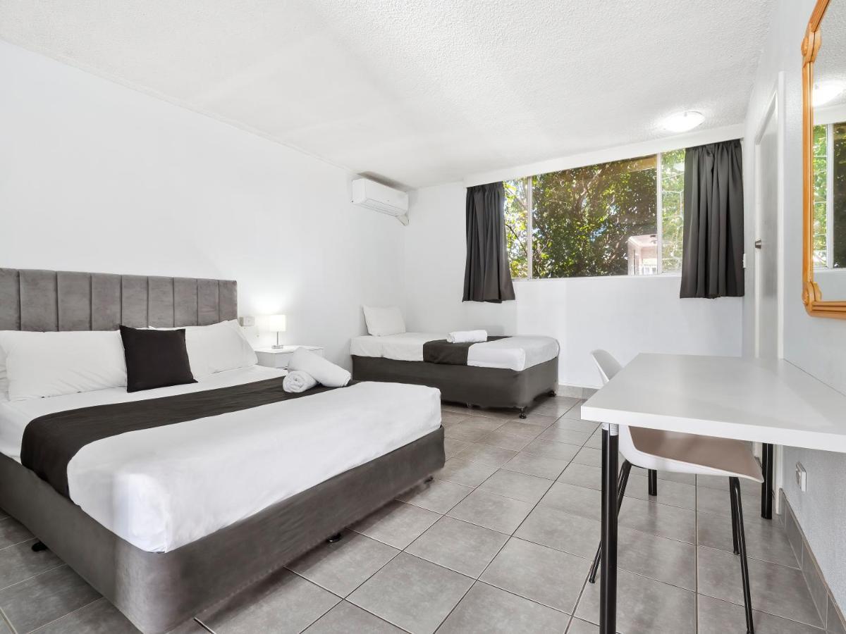 The Robert Towns Hotel Townsville Bagian luar foto
